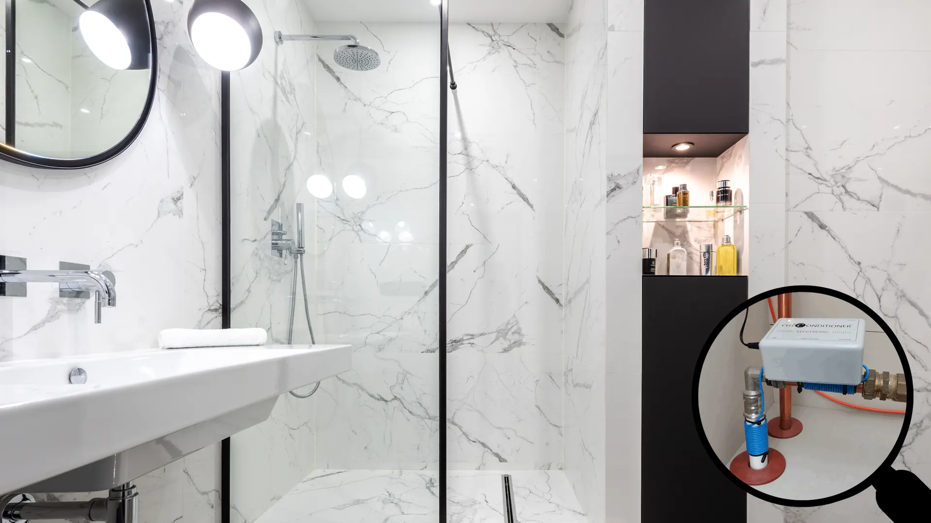 Salle de bain moderne avec paroi de douche en verre étincelante sans calcaire et loupe montrant l'anti-calcaire écologique Calconditioner installé sur la tuyauterie.