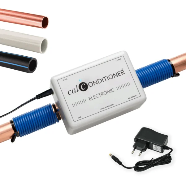Détartreur électronique Calconditioner CC1500 monté sur un tube de cuivre avec bobines de fixation et adaptateur secteur.