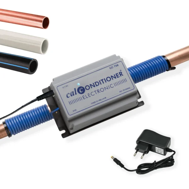 Détartreur électronique Calconditioner CC750 monté sur un tube de cuivre avec bobines de fixation et adaptateur secteur.